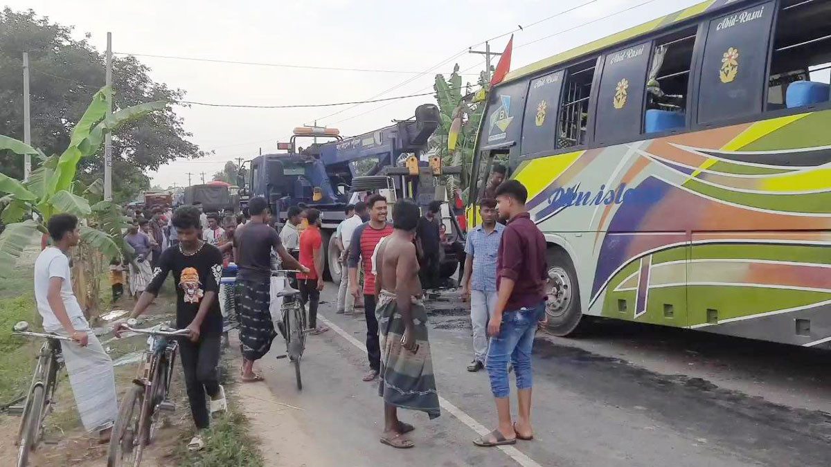 বাস-পিকআপ মুখোমুখি সংঘর্ষে নিহত ২, আহত ১৭