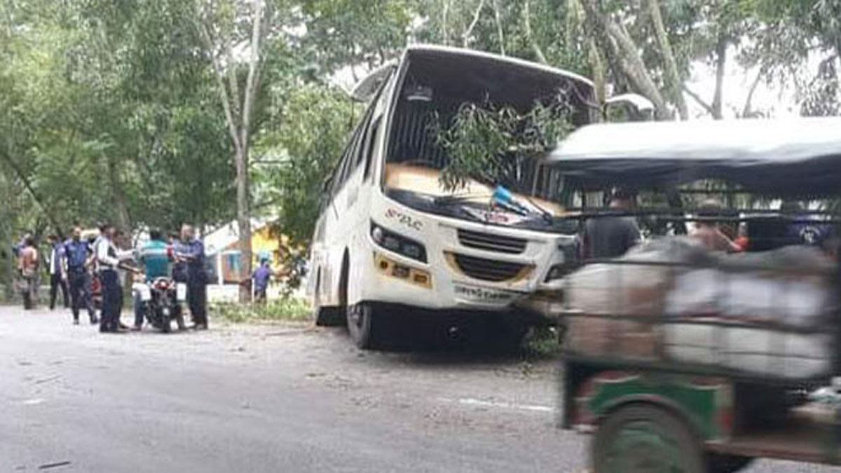বরিশালে বাসচাপায় ইজিবাইক চালক নিহত