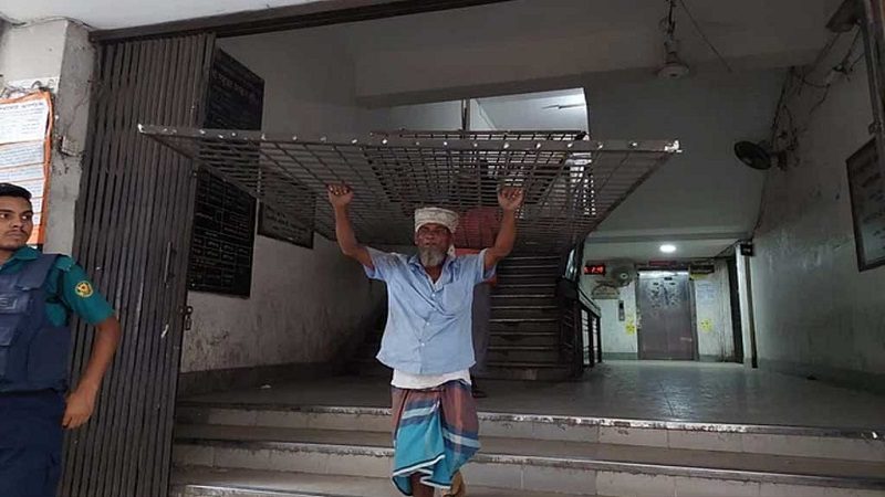 এজলাস কক্ষ থেকে সরানো হচ্ছে লোহার খাঁচা