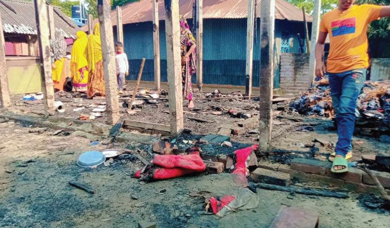 বৈদ্যুতিক শর্ট সার্কিটের আগুনে বসতঘর পুড়ে ছাই
