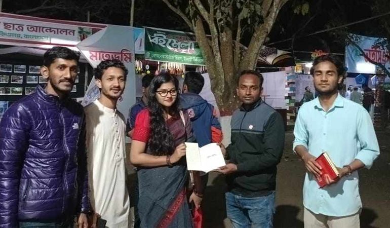 ইবিতে শিশুদের মাঝে ছাত্রদল নেতার বই উপহার