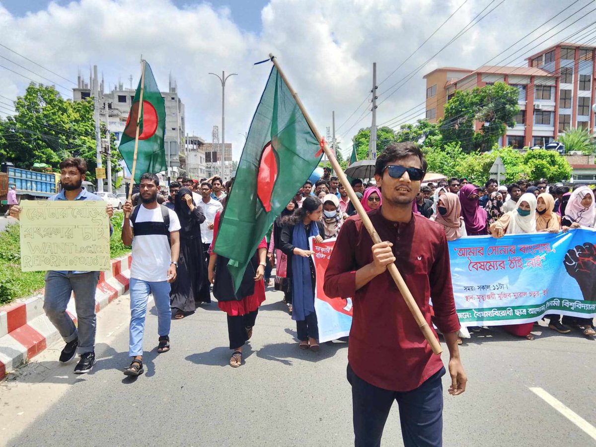 কোটা বৈষম্যের বিরুদ্ধে পতাকা হাতে পদযাত্রায় ইবি শিক্ষার্থীরা