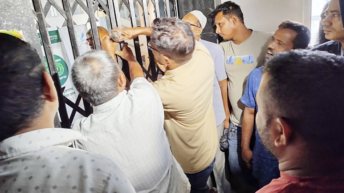 টাকা না পেয়ে ন্যাশনাল ব্যাংকে গ্রাহকদের তালা
