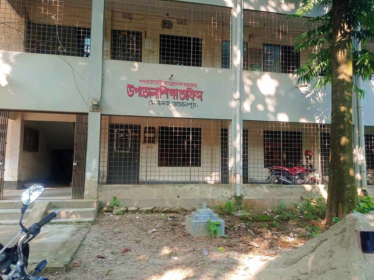 পতাকা উত্তোলন হয় না শিক্ষা অফিসে, যে ব্যাখ্যা দিলেন কর্মকর্তা