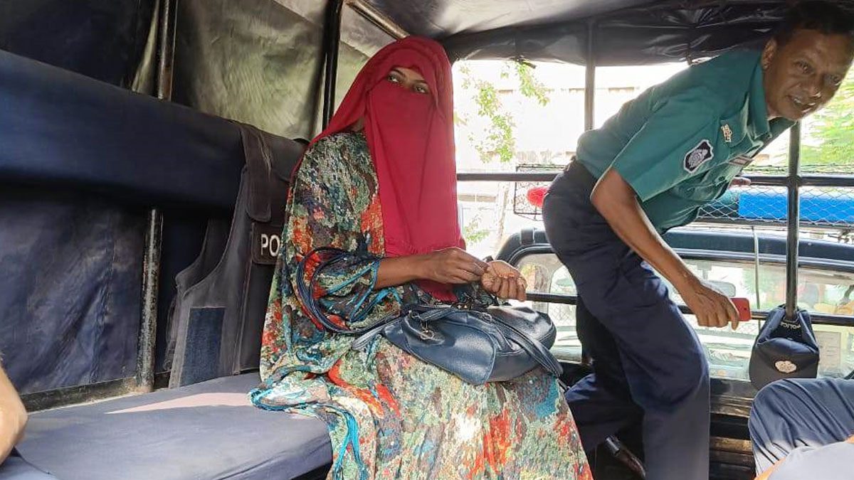 রাবির হলে সন্দেহজনক ঘোরাঘুরি, তরুণী আটক