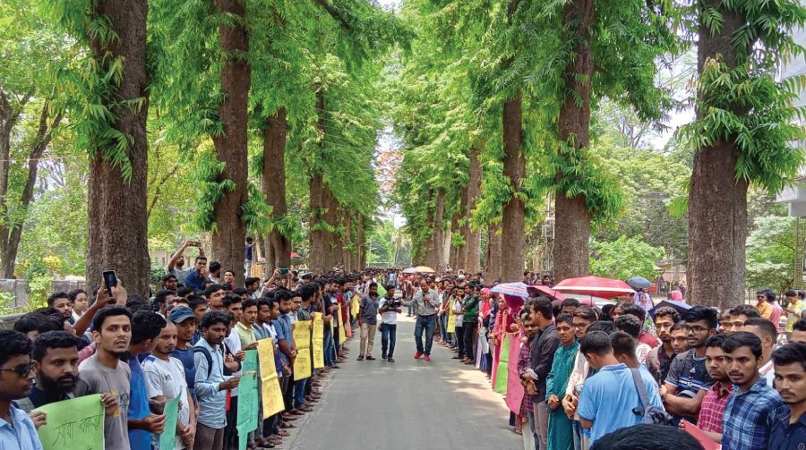 কোটা পুনর্বহালের প্রতিবাদে রাবি শিক্ষার্থীদের বিক্ষোভ