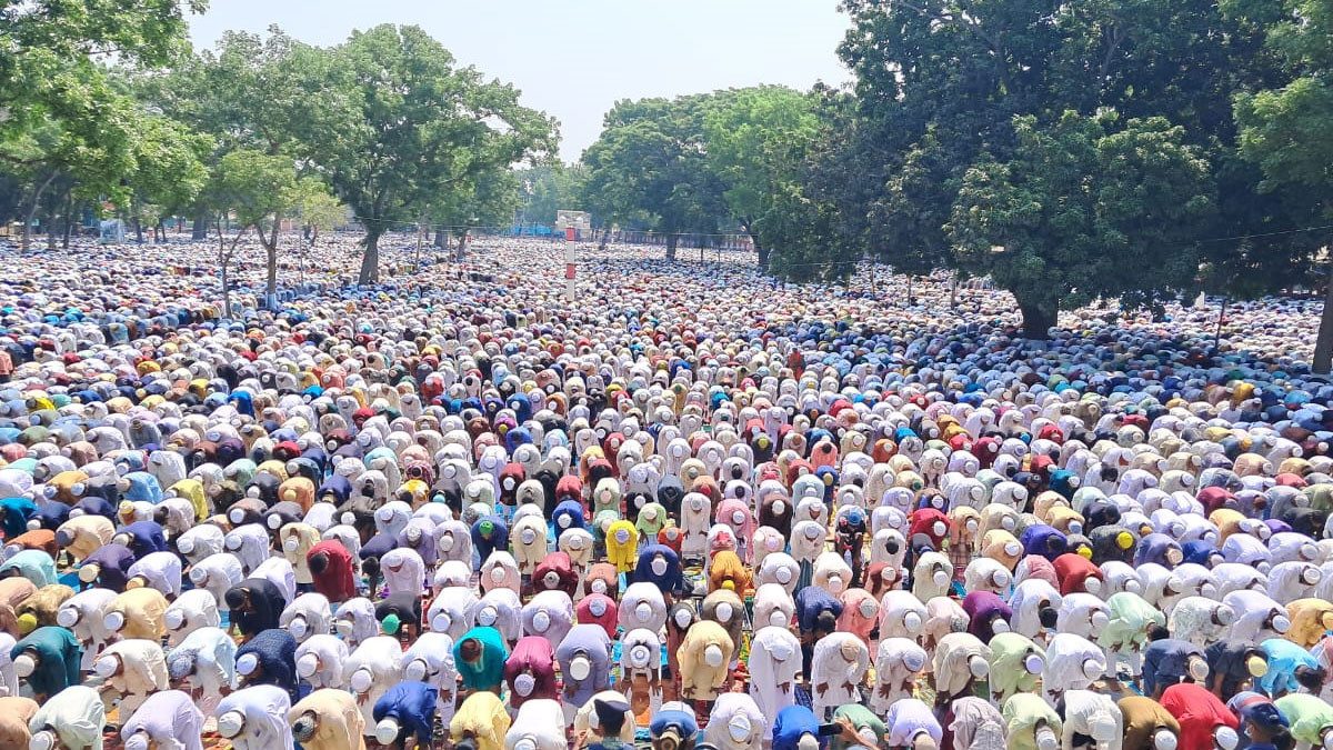লাখ লাখ মুসল্লির অংশগ্রহণে শোলাকিয়ায় ঈদের জামাত