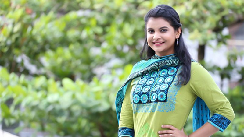 অশিক্ষিতদের তারকা না বানানোর পরামর্শ শবনম ফারিয়ার
