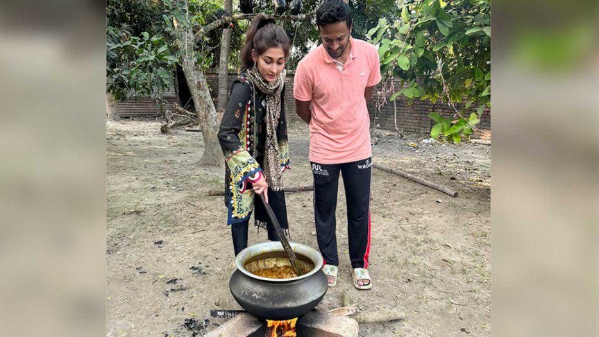 বউয়ের সঙ্গে রান্নায় ব্যস্ত সাকিব!