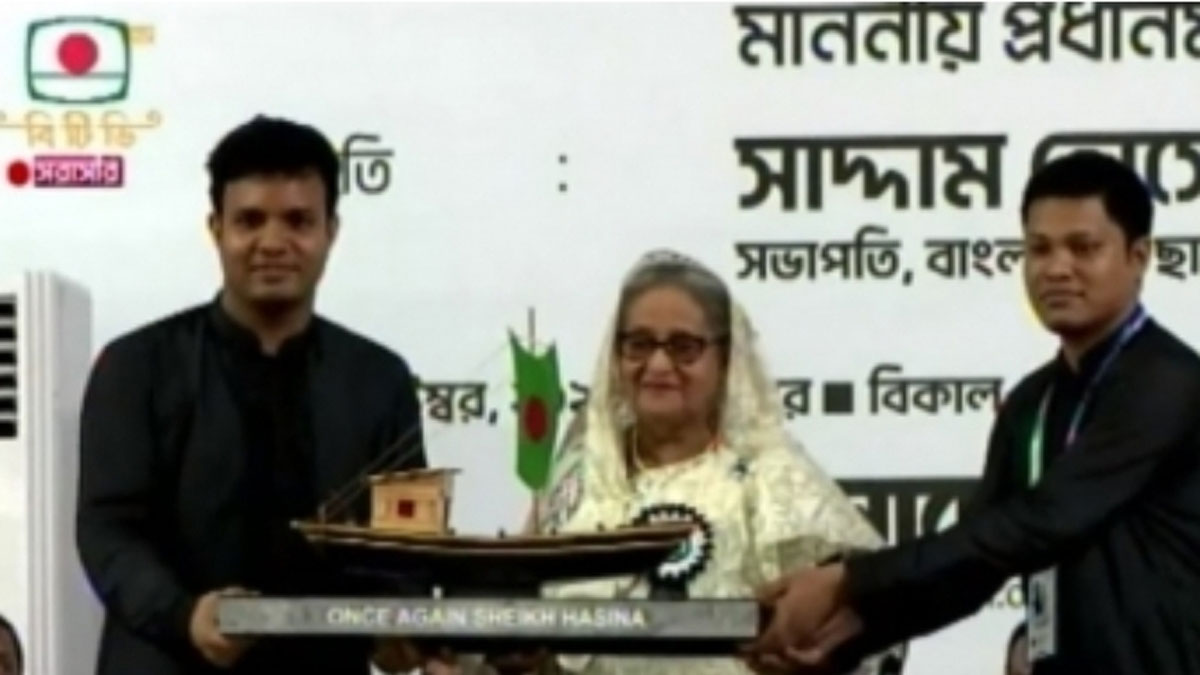 প্রধানমন্ত্রীকে স্মারক উপহার দিলো ছাত্রলীগ