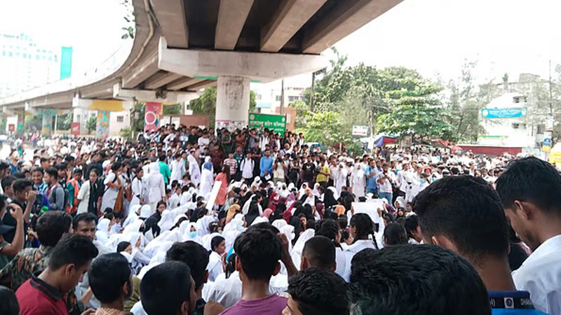 ৪ দফা দাবিতে সাতরাস্তা মোড় অবরোধ, তীব্র যানজট