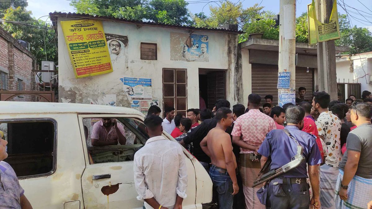 সাভারে শিক্ষকের হাত-পা বাঁধা মরদেহ উদ্ধার,পাশে পড়ে ছিল চিরকুট