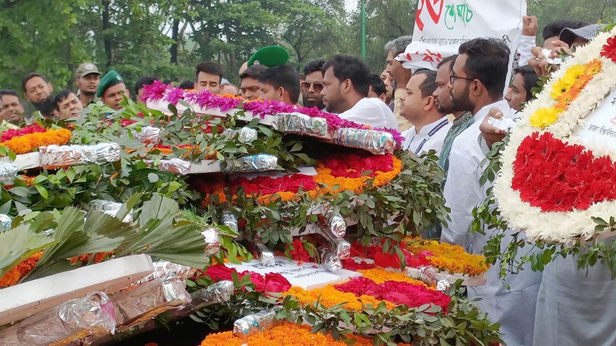 বীর শহীদদের প্রতি সর্বস্তরের মানুষের শ্রদ্ধা