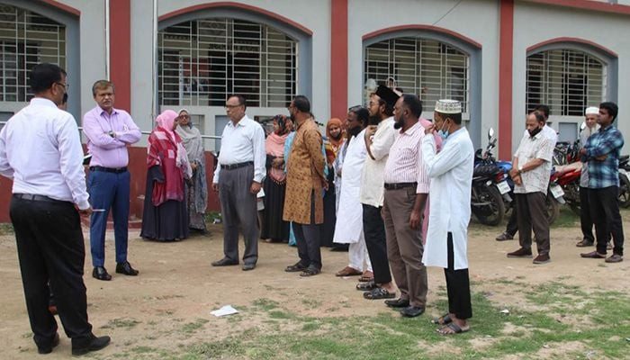 জাতীয় সঙ্গীত গাইতে পারলেন না শিক্ষক, বেতন স্থগিত