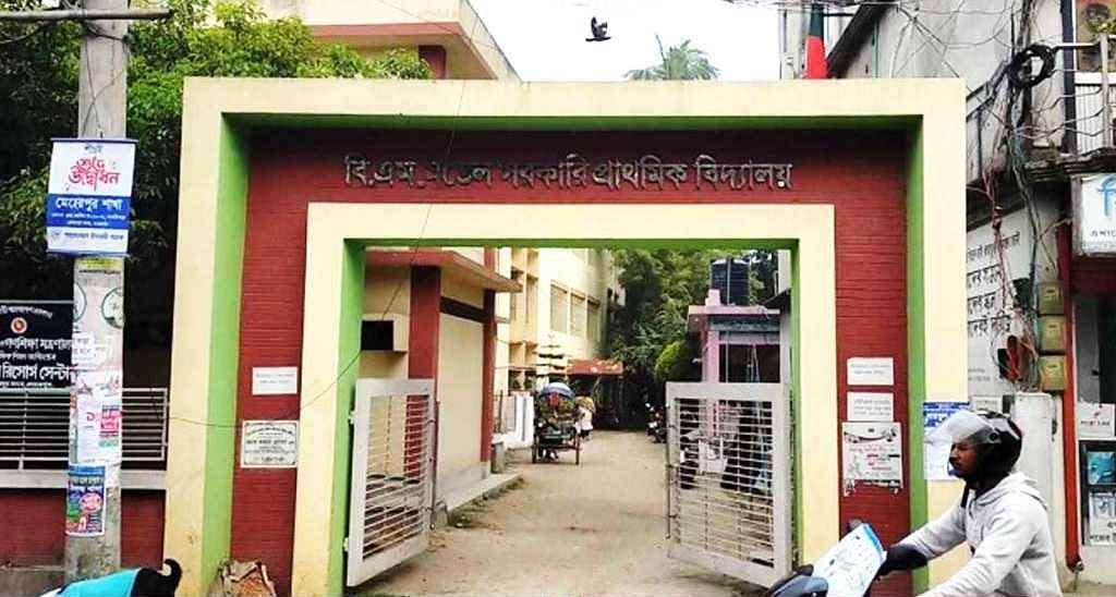 ‘ছুটির ঘণ্টা’ সিনেমা যেন বাস্তবে, বাথরুমে আটকে ছিল শিশু