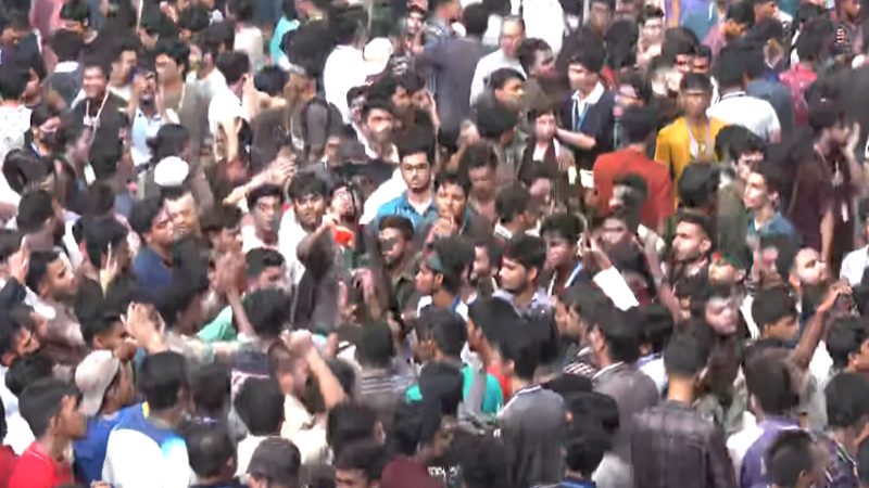 সচিবালয়ের সামনে এইচএসসি পরীক্ষার্থীদের বিক্ষোভ