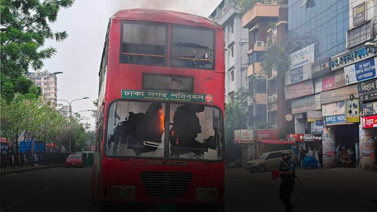 সায়েন্সল্যাবে সংঘর্ষ, বিআরটিসি'র বাসে আগুন