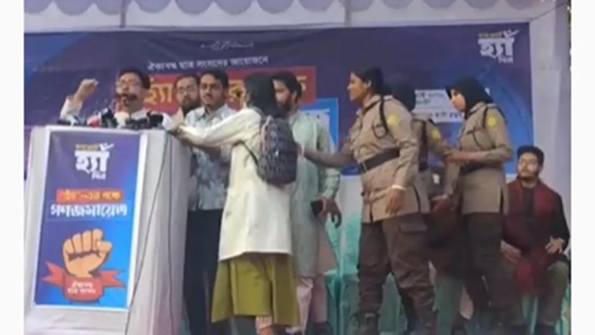 সাদিক কায়েমের বক্তব্যের সময় মঞ্চে উঠে তরুণীর অদ্ভুত কাণ্ড