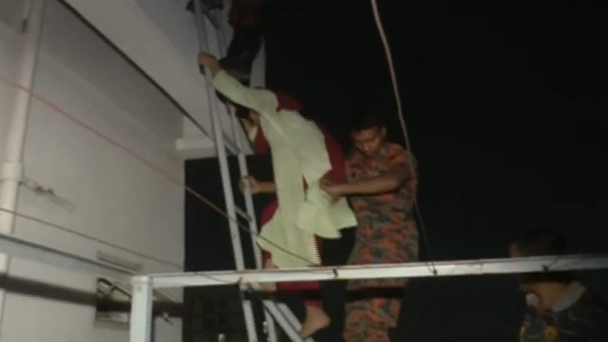 বহুতল ভবনের কার্নিশে আটকা পড়লো শিশু,উদ্ধার করল ফায়ার সার্ভিস