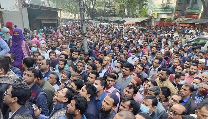 কর্মকর্তা-কর্মচারীদের প্রবেশে খুলে দেওয়া হয়েছে সচিবালয়ের একটি ফটক