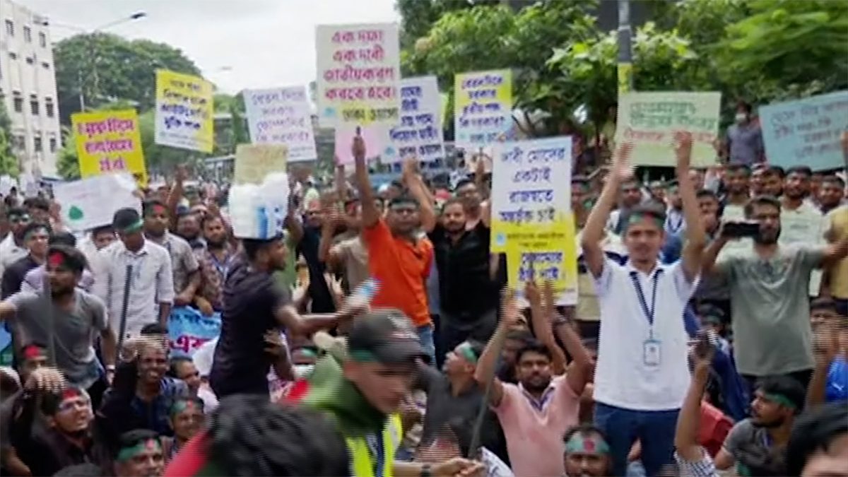 চাকরি জাতীয়করণের দাবিত শাহবাগে বিক্ষোভ