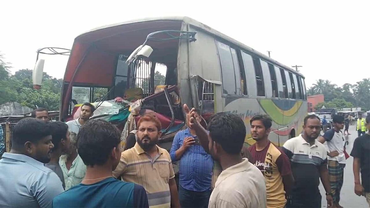 সাতক্ষীরায় বাস-কাভার্ড ভ্যান মুখোমুখি সংঘর্ষে আহত ১৫
