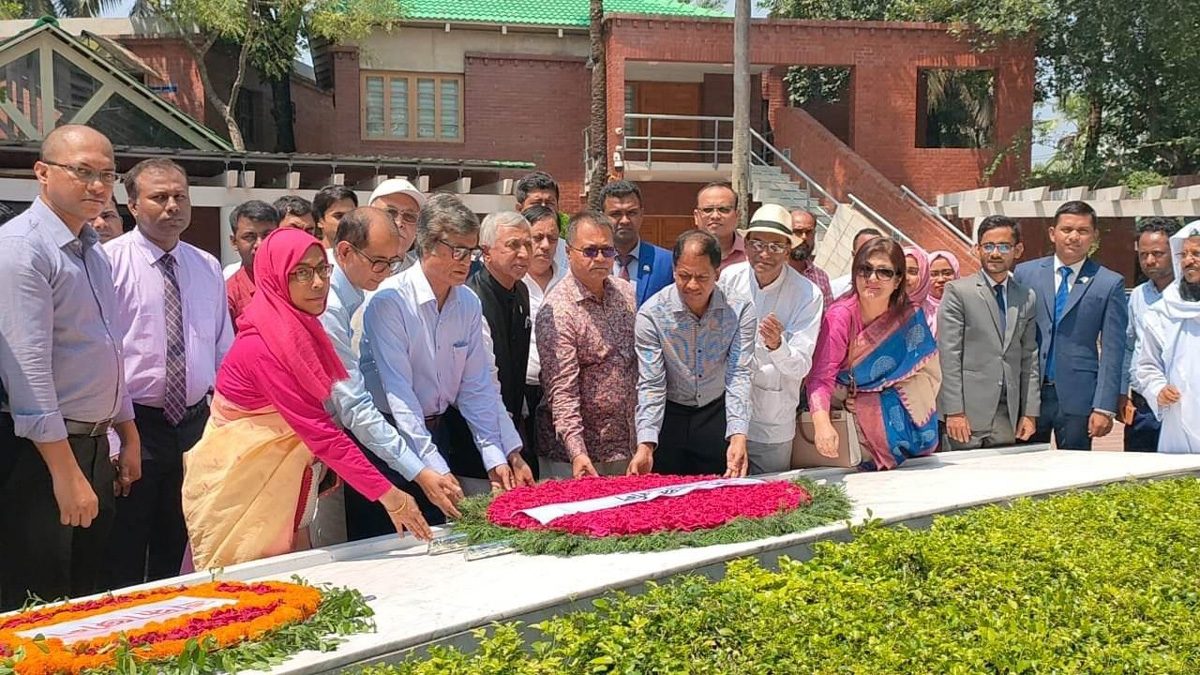 জাতির পিতার সমাধিতে শেখ মুজিবুর রহমান বিশ্ববিদ্যালয়ের শ্রদ্ধা