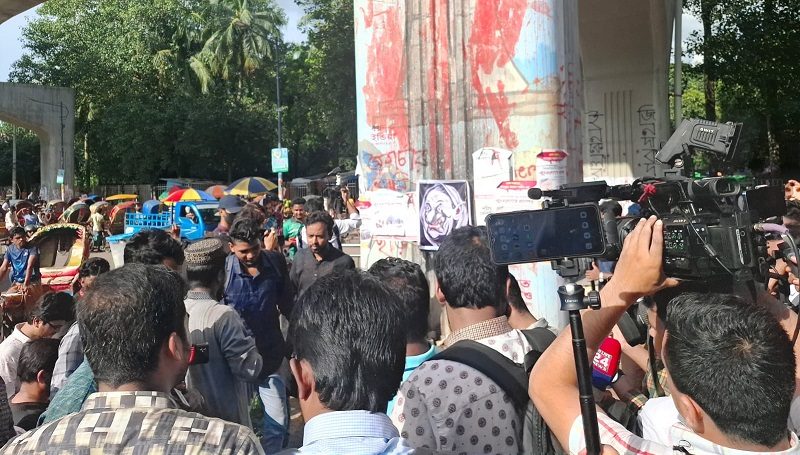ঢাবিতে শেখ হাসিনার ছবিতে গণ জুতা নিক্ষেপ প্রতিযোগিতা