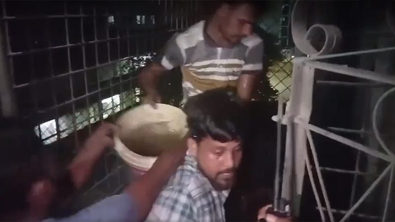 ফায়ার সার্ভিস পৌঁছানোর আগেই সিদ্ধেশ্বরী মসজিদের আগুন নেভালেন মুসল্লিরা