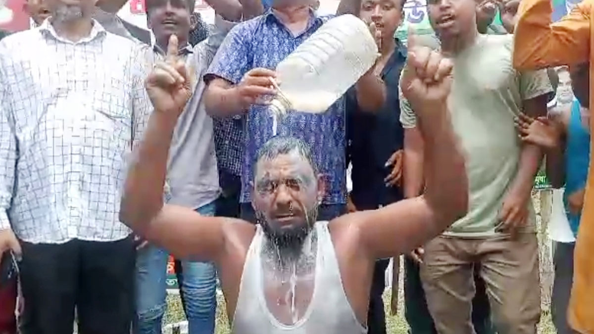 এক মণ দুধ দিয়ে গোসল করে বিএনপিতে যোগ দিলেন আ.লীগ কর্মী
