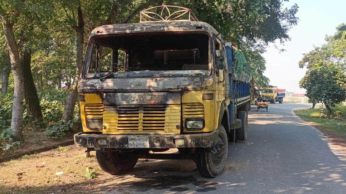 সিরাজগঞ্জে গমবাহী ট্রাকে আগুন