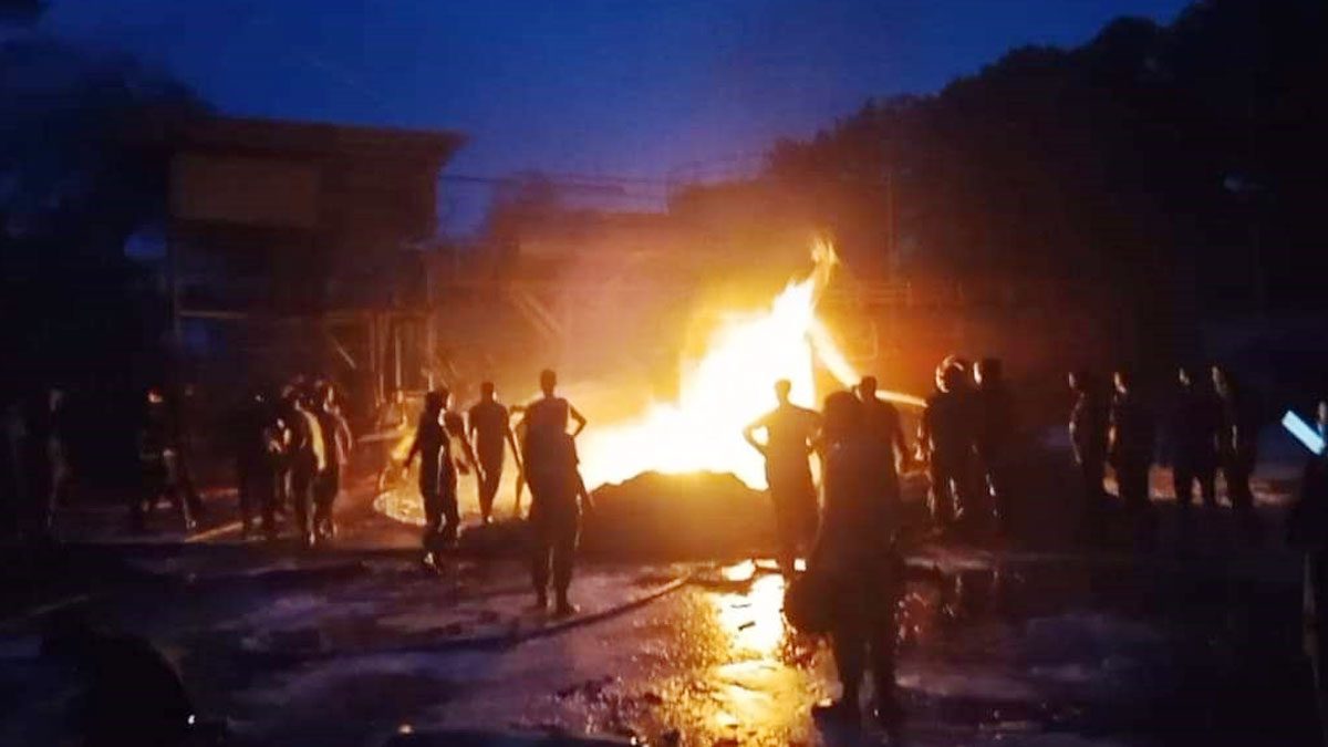 বাঘাবাড়ী অয়েল ডিপোতে লরিতে আগুন