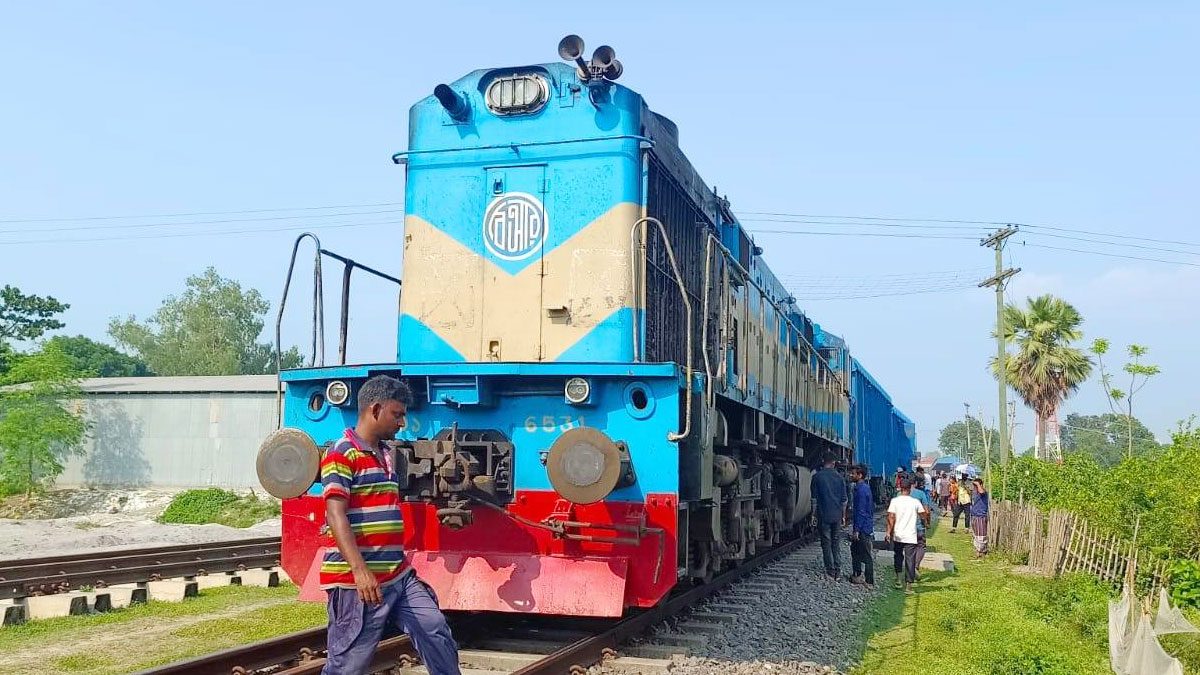 সাড়ে ৬ ঘণ্টা পর লাইনচ্যুত বগি উদ্ধার, রেল যোগাযোগ স্বাভাবিক
