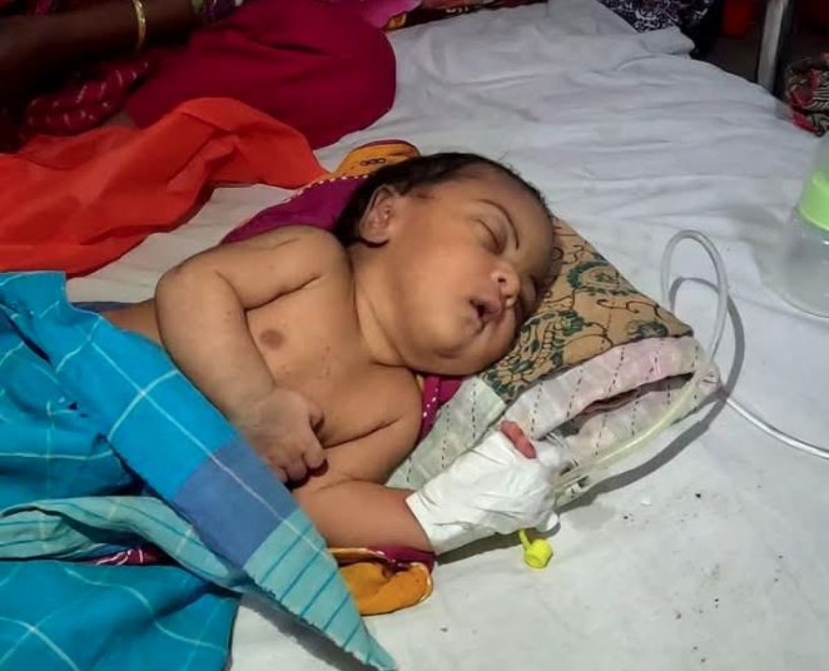 অসুস্থ নবজাতককে নদীর তীরে ফেলে গেল স্বজনরা