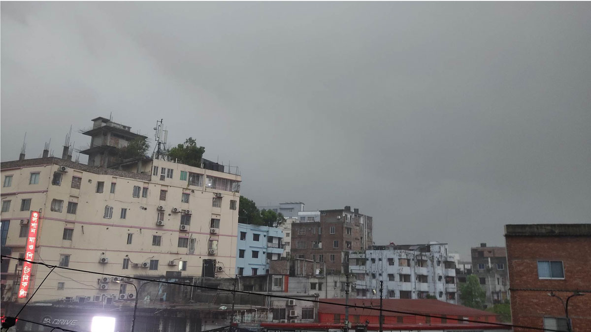 রাজধানীতে ৭৪ কিলোমিটার বেগে কালবৈশাখী