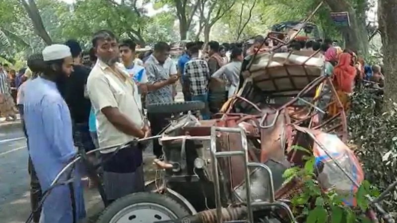 বাস-ইজিবাইক মুখোমুখি সংঘর্ষে নিহত ১, আহত ৩