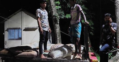 বালুর নিচে লুকানো ছিল ৫২ বস্তা চিনি