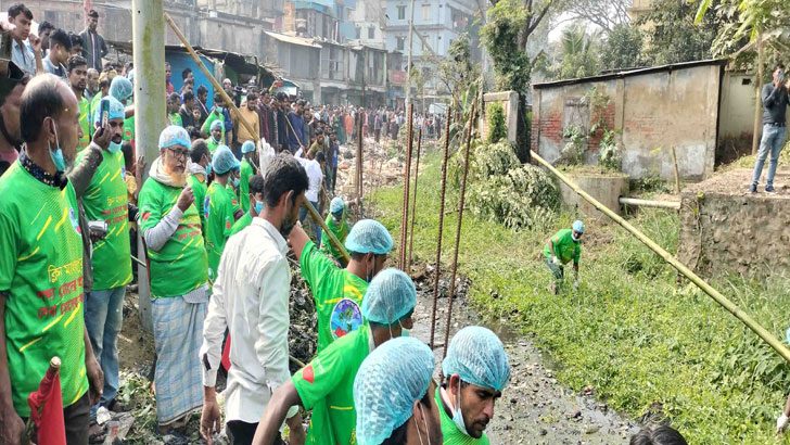 ৪০ বছরের আবর্জনাপূর্ণ খাল পরিষ্কারে নামলেন ব্যারিস্টার সুমন