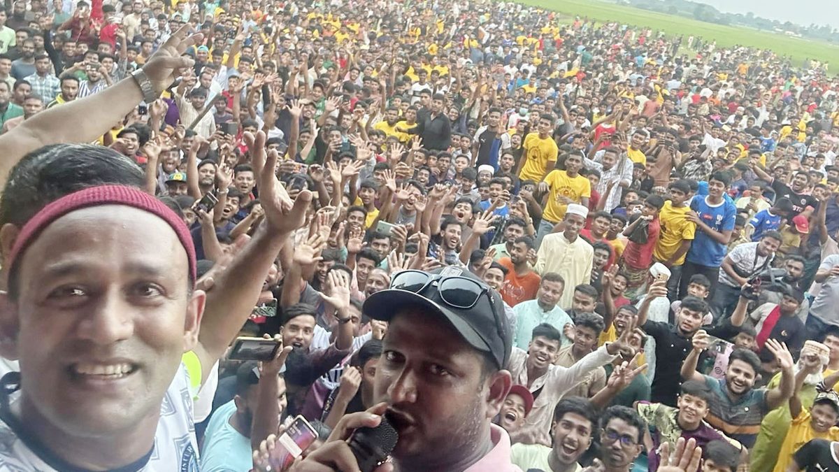 ব্যারিস্টার সুমনের খেলা দেখতে নবীনগরে মানুষের ঢল