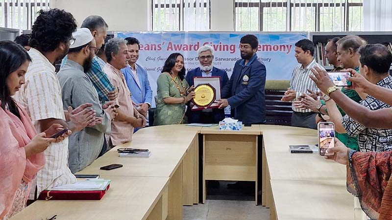 শাবিপ্রবিতে ‘ডিনস অ্যাওয়ার্ড’ পেলেন দুই অধ্যাপক