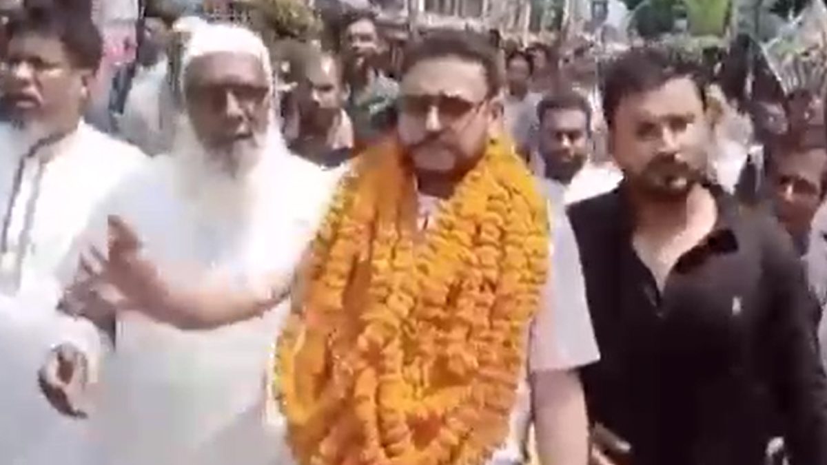রাত পোহাতেই জামিন,জুলাই আন্দোলনে হামলার আসামিকে ফুলের মালা দিয়ে বরণ