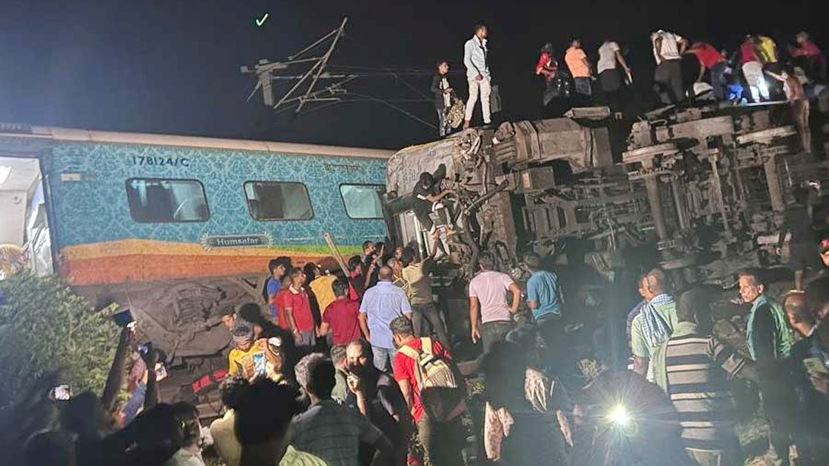 ভারতে ভয়াবহ ট্রেন দুর্ঘটনা, নিহত অন্তত ৩০