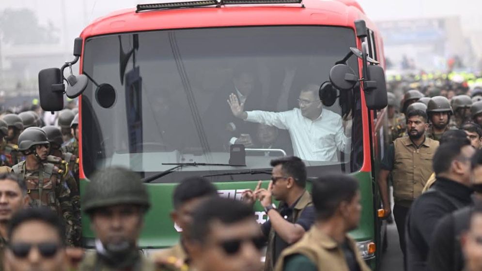 মা-কে দেখতে এভারকেয়ারের পথে তারেক রহমান