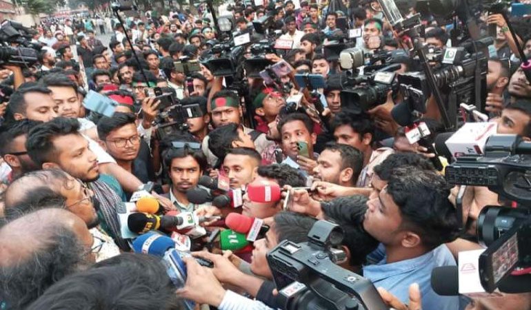 শিক্ষা মন্ত্রণালয়ের আশ্বাসে সচিবালয় ছাড়লেন জবি শিক্ষার্থীরা