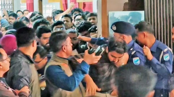 হাসপাতালের নারী ওয়াশরুমে গোপন ক্যামেরা, ইন্টার্ন চিকিৎসক আটক