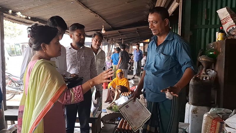 টাঙ্গাইলে নিষিদ্ধ পলিথিন জব্দ, ৬ ব্যবসায়ীকে জরিমানা