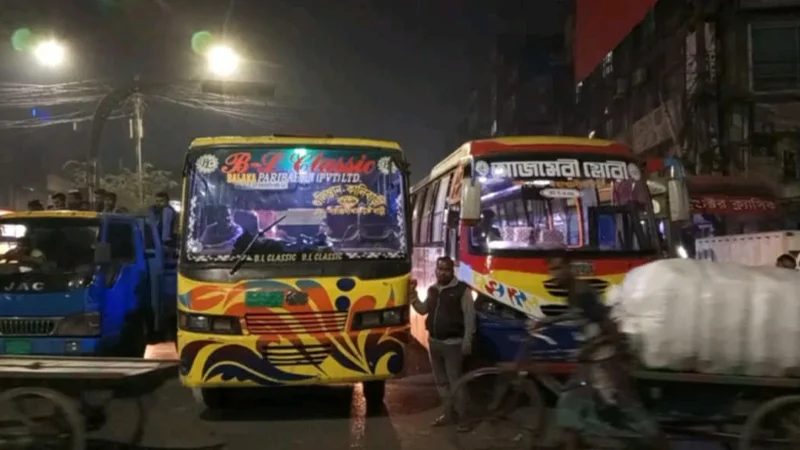 জগন্নাথ বিশ্ববিদ্যালয় প্রক্টরের গাড়িতে হামলা, তাঁতিবাজার মোড় ব্লক