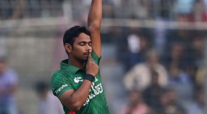 অভিষেকের প্রথম ওভারেই তানভীরের উইকেট
