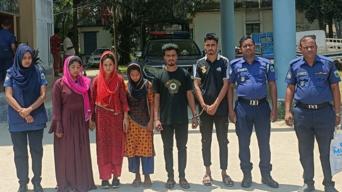 বৈশাখী মেলায় যাদু খেলার নামে অশ্লীল নৃত্য, ৩ নারীসহ আটক ৫