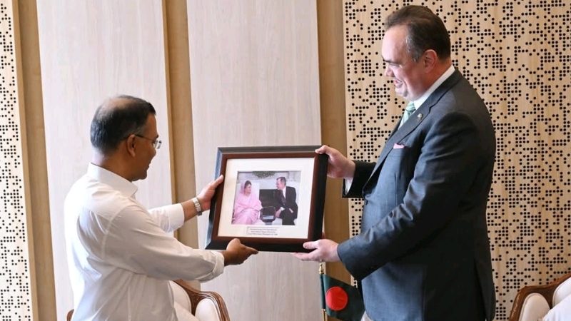 প্রধানমন্ত্রীকে ‘ঐতিহাসিক ছবি’ উপহার দিলেন মার্কিন রাষ্ট্রদূত